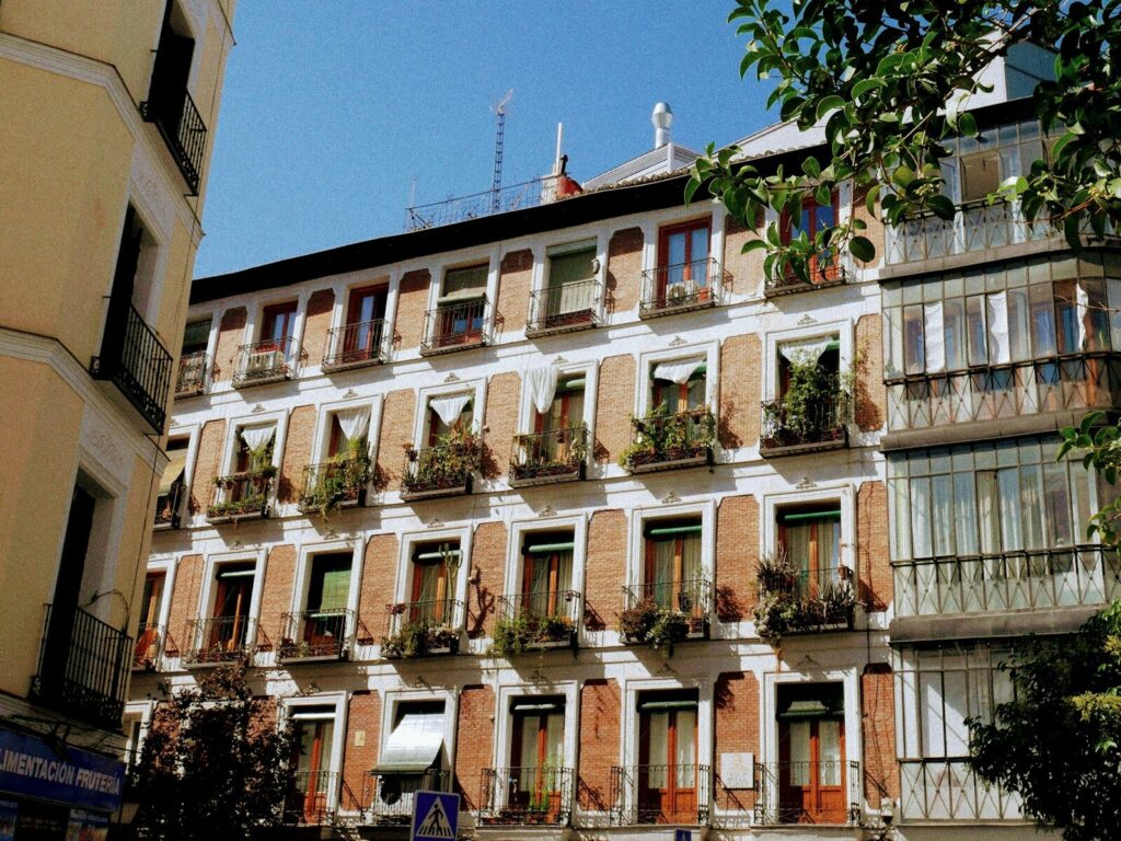 A tall building with lots of windows and balconies